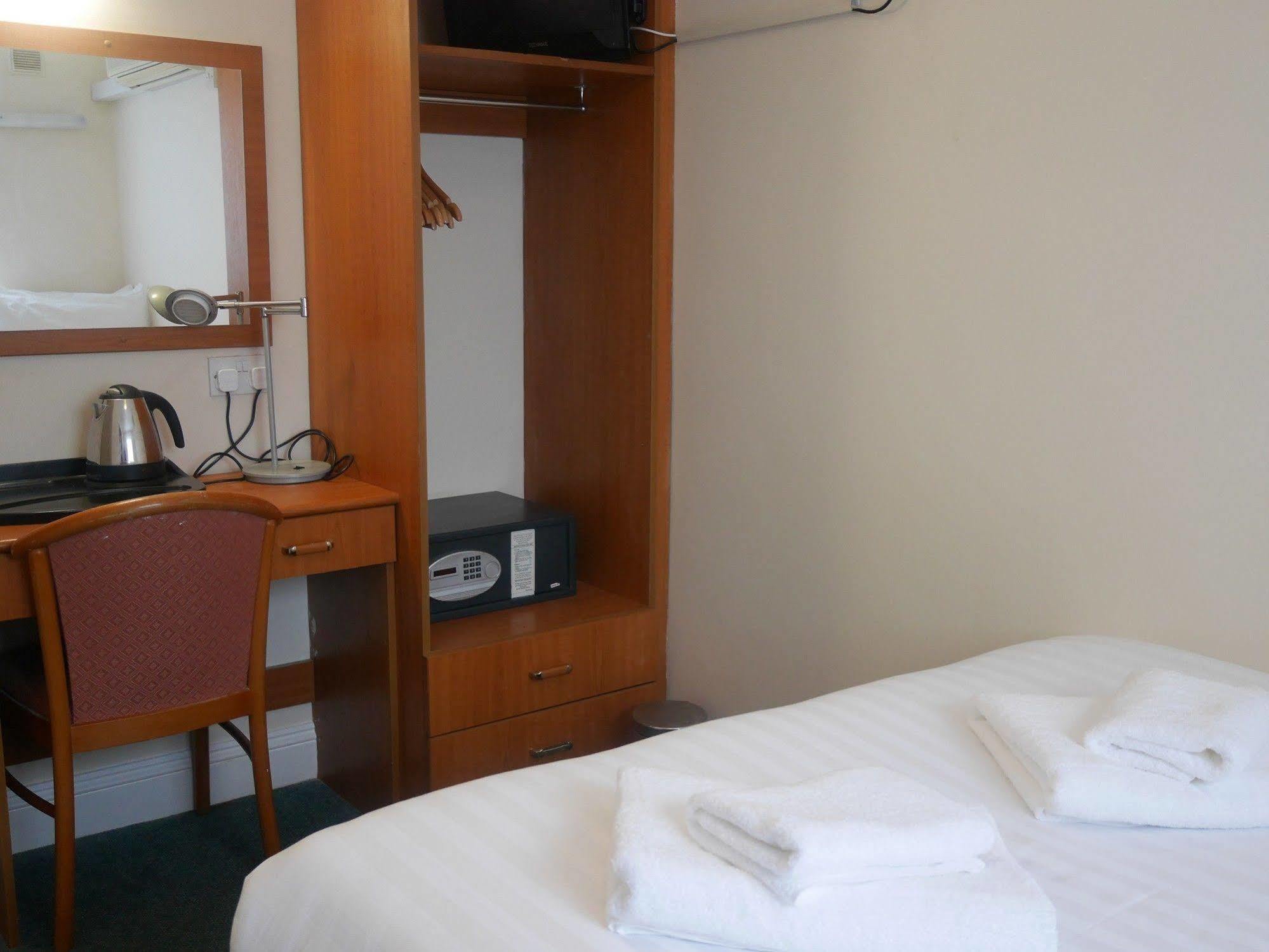 Sk Heathrow Hotel Hayes  Exterior photo