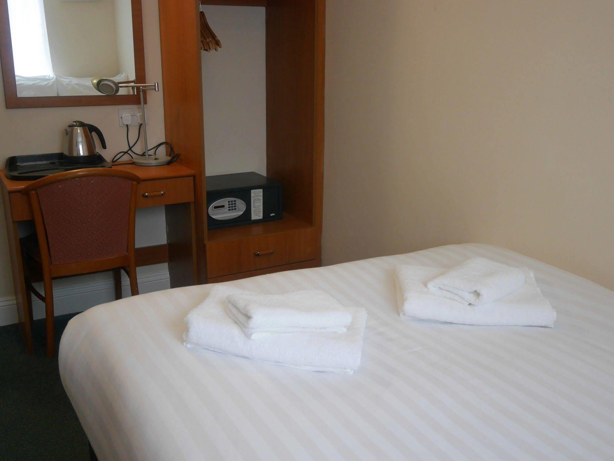 Sk Heathrow Hotel Hayes  Exterior photo