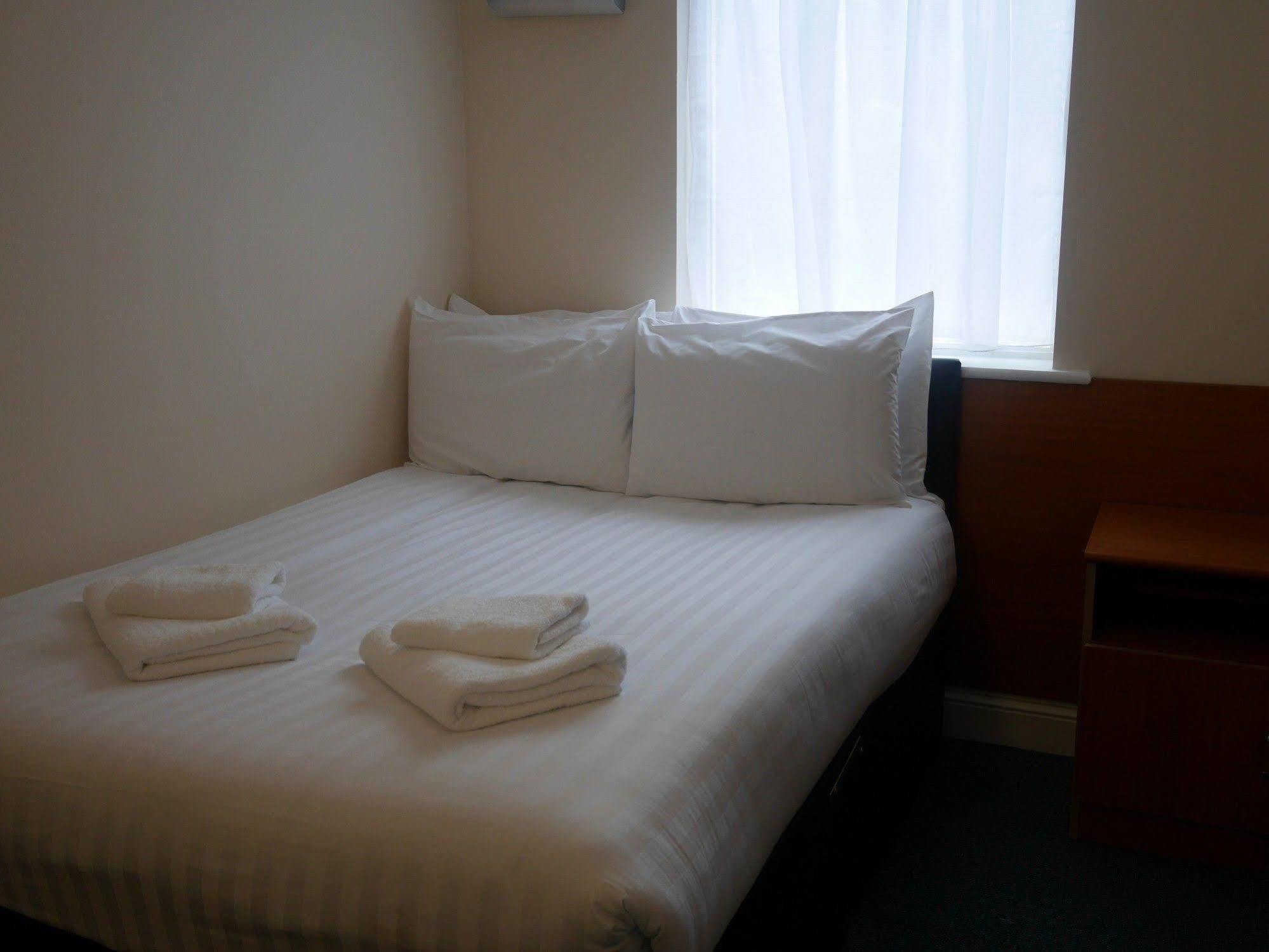 Sk Heathrow Hotel Hayes  Exterior photo