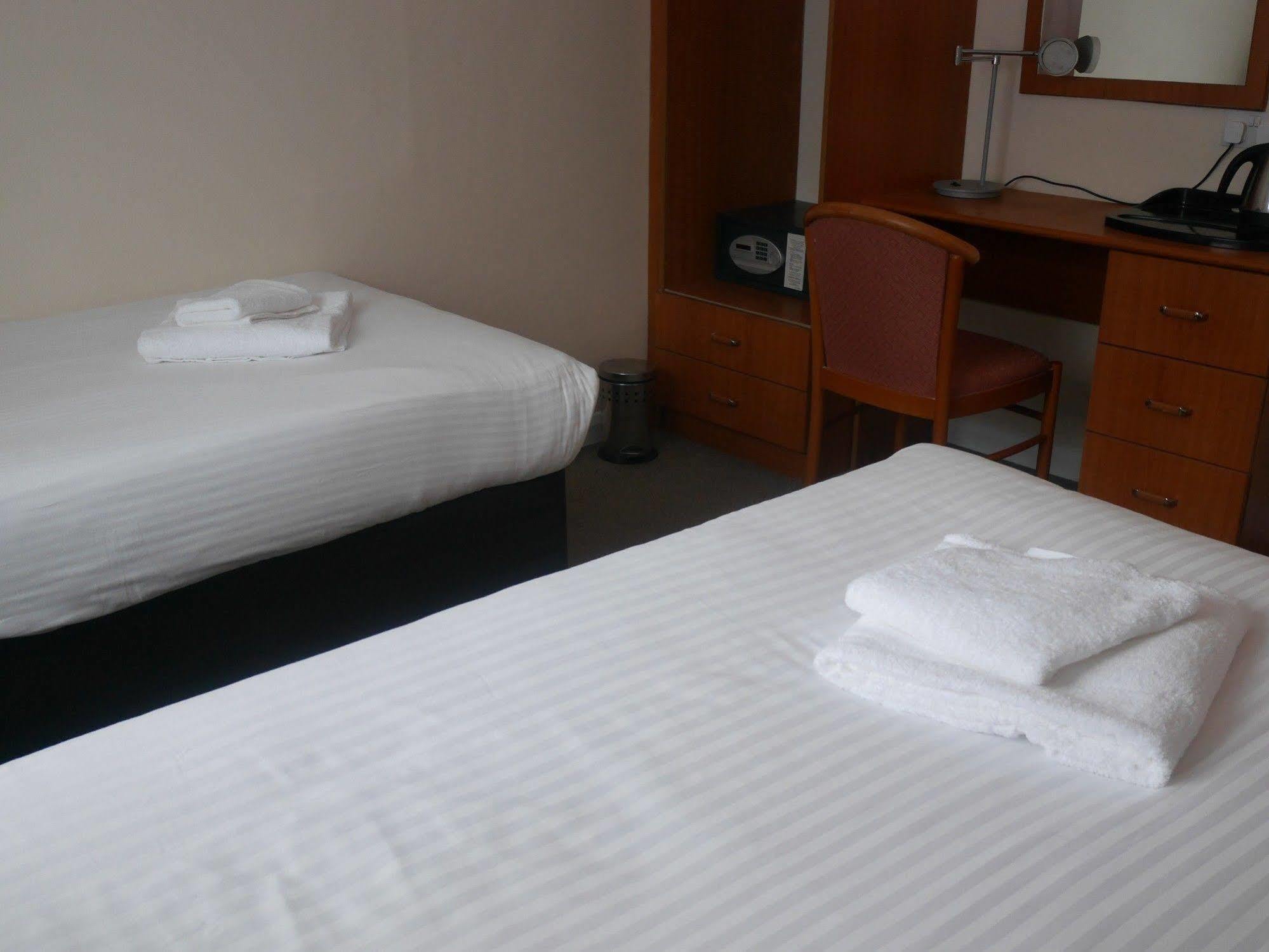Sk Heathrow Hotel Hayes  Exterior photo